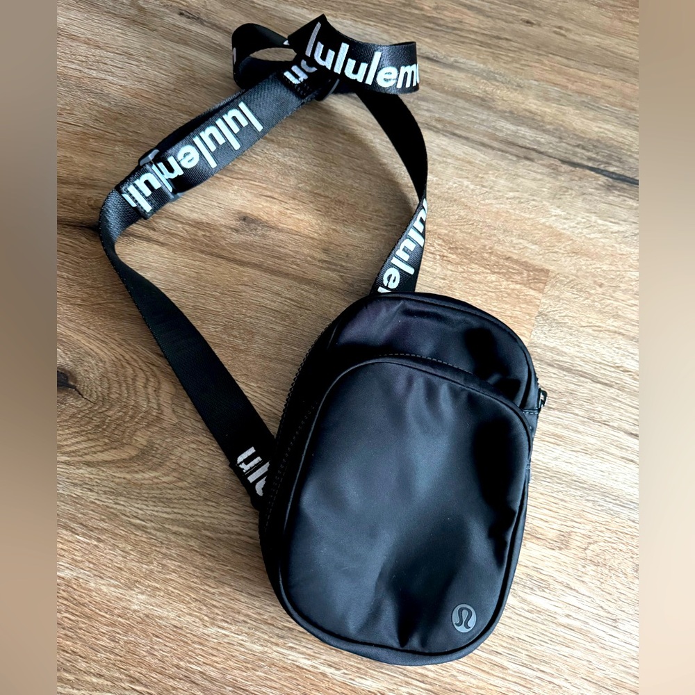 Lululemon NWOT ✨ The Rest is Written Crossbody Bag 2L in black